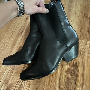 Michael Kors Kinlee Bootie in leather